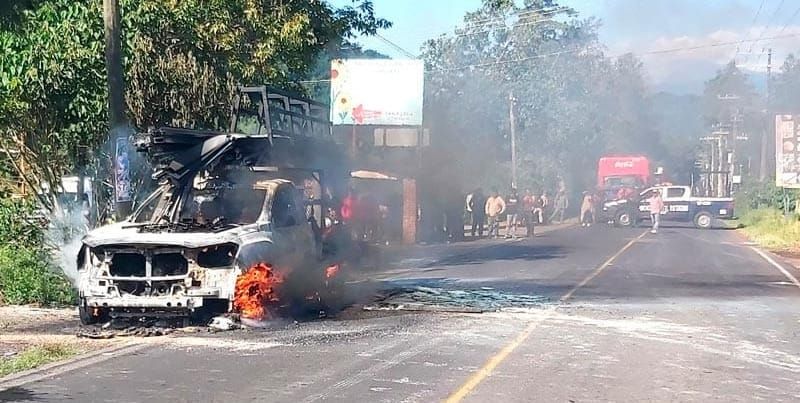 ¡ARDIÓ CAMIONETA DE CARGA POR FUEGO EN EL MOTOR!