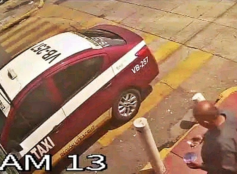 ¡BUSCAN A TAXISTA QUE ROBÓ UN CELULAR EN LA CAFETERÍA!