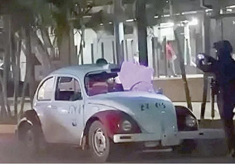 ¡ABANDONAN CINCO CUERPOS AL INTERIOR DE UN TAXI!