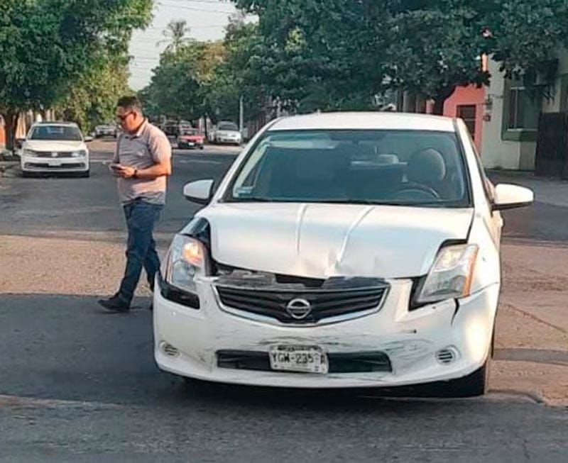 ¡CAMIONETA JAPONESA QUEDA VOLTEADA EN APARATOSA COLISIÓN!