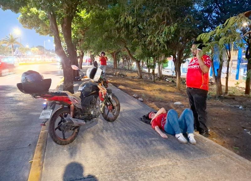 ¡CONDUCTORA LES PEGA Y SE DIÓ A LA FUGA!