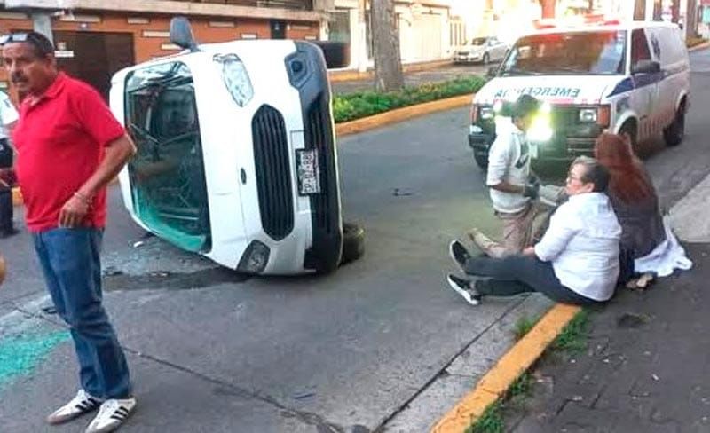 ¡DOS HERIDOS EN CHOQUE Y VOLCADURA EN XALAPA!