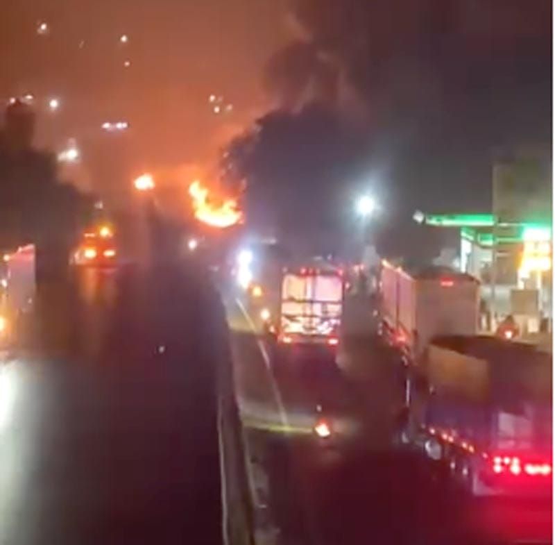 ¡EXPLOTÓ PIPA EN LA AUTOPISTA! - MOMENTOS DE TERROR VIVIERON AUTOMOVILISTAS