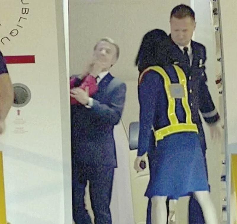 ¡MACRON RECIBE UN MANOTAZO DE SU ESPOSA; EL PRESIDENTE FRANCÉS DICE QUE BROMEABAN!