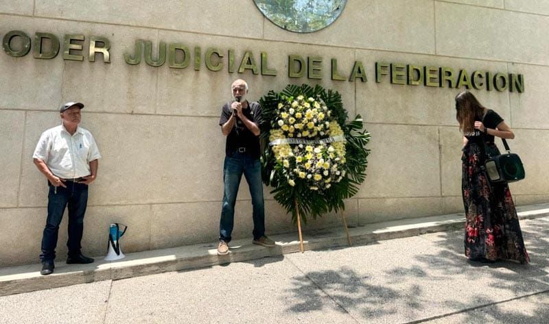 ¡PROTESTA EN EL PODER JUDICIAL! - Y HASTA UNA CORONA LE LLEVAN