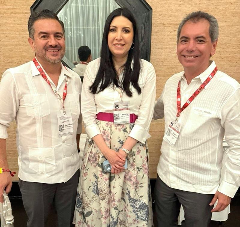 ¡CHIKI-YUNES EN LA CUMBRE BANCARIA!