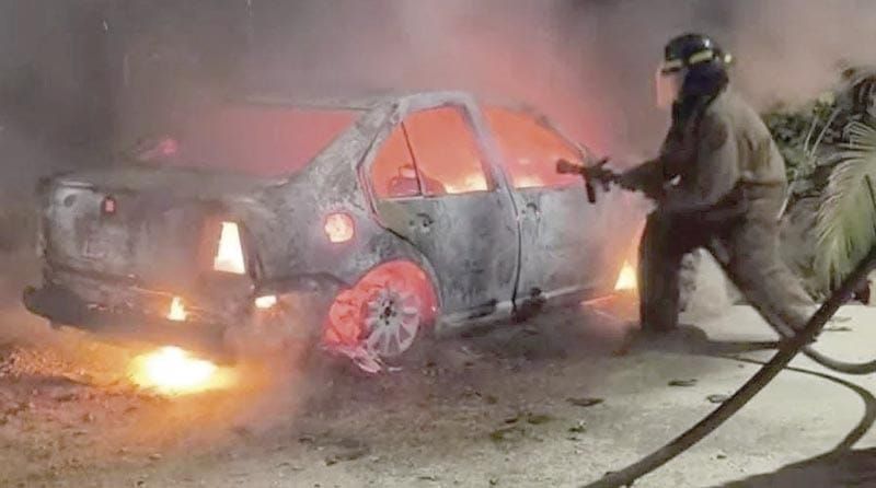 ¡NOCHE VIOLENTA EN ACAPULCO DEJA CUATRO PERSONAS MUERTAS, TRES HERIDOS Y VEHÍCULOS INCENDIADOS!