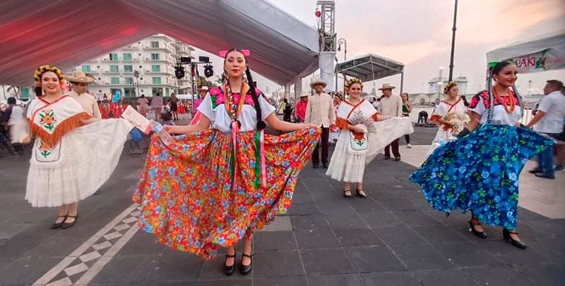 ¡DESFILAN 13 PUEBLOS ORIGINARIOS Y HASTA AFRODESCENDIENTES!