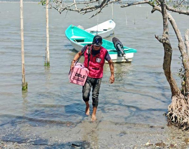 ¡POR AGUA, TIERRA Y AIRE! - *Entregan paquetería electoral