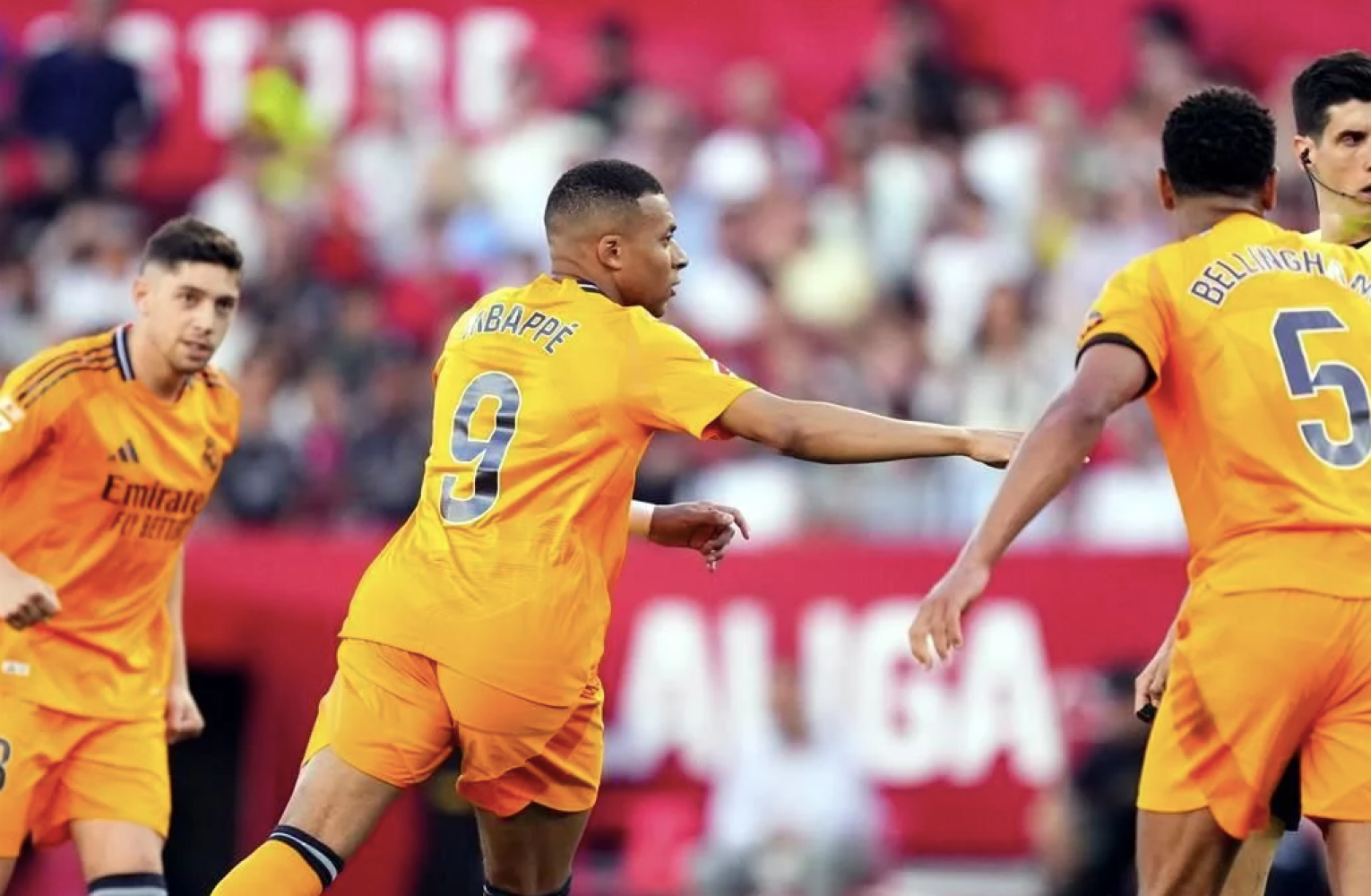¡REAL MADRID BATALLA PARA VENCER AL SEVILLA QUE TERMINÓ CON 9!