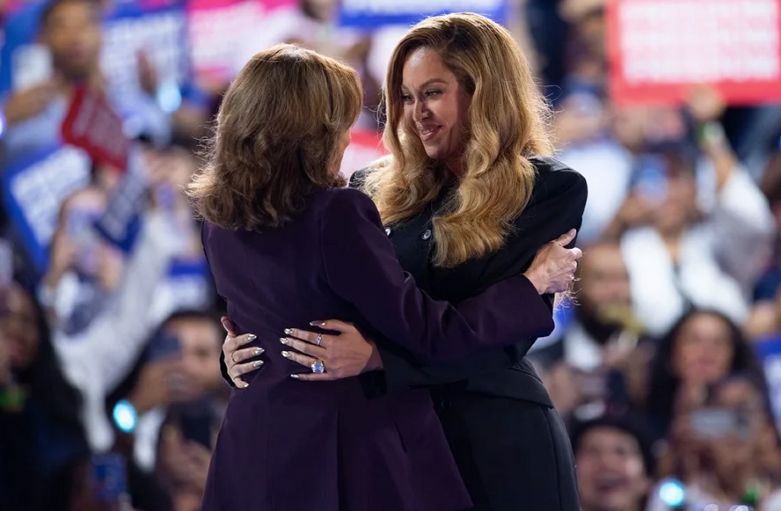 ¡TRUMP EXIGE QUE SE INVESTIGUE A ARTISTAS QUE APOYARON A KAMALA!