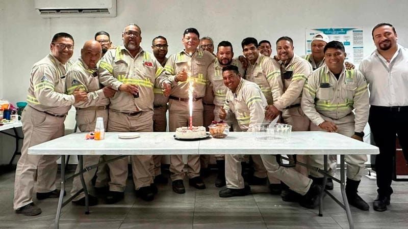 FESTEJAN A JOSÉ ARTURO POR SU CUMPLE