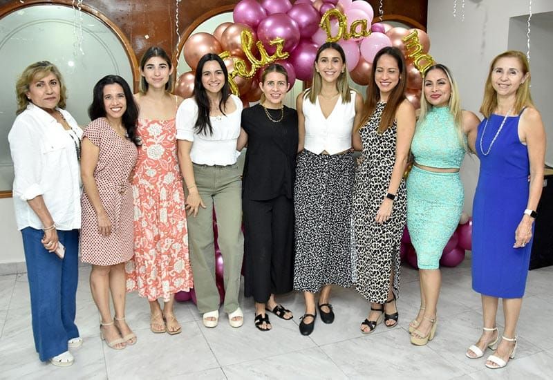 FESTEJAN CON AMOR A MAMÁ
