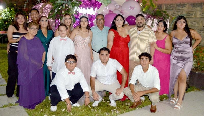 THAYLETTE FUE PRESENTADA EN SOCIEDAD