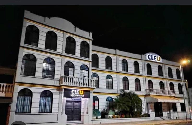 ¡DIRECTORA DE CLEU SIGUE SIN ENTREGAR DOCUMENTOS OFICIALES A EGRESADOS! - AFECTADOS TEMEN QUE LES VIERON LA CARA