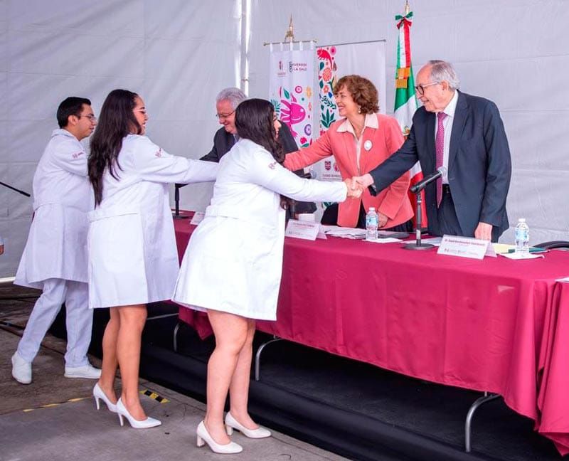 ¡ESTUDIAN MEDICINA COMUNITARIA Y LOS MANDAN A XALAPA Y VERACRUZ!