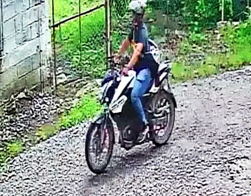 ¡MOTOCICLISTA COCHINÓN NALGUEA A SUS VECINAS!