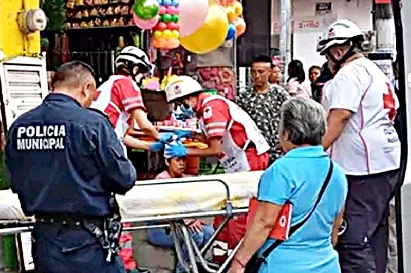 ¡SEÑORA DESCALABRADA LE CAYÓ UN TROZO DE AZULEJO!