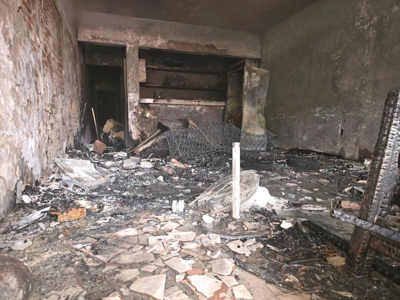 ¡FUE POR LOS CHESCOS Y ENCUENTRA SU CASA EN LLAMAS!