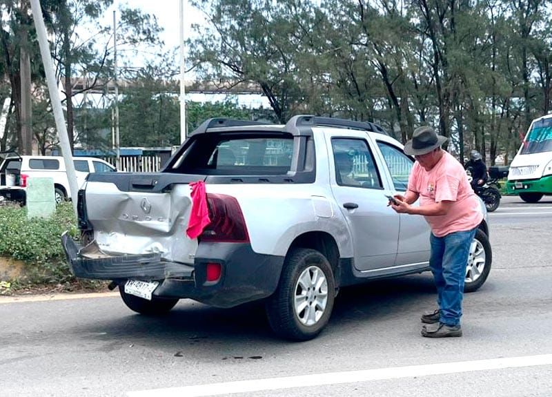 ¡TORTON CON CHATARRA LE PEGA Y APLASTA CAMIONETA!
