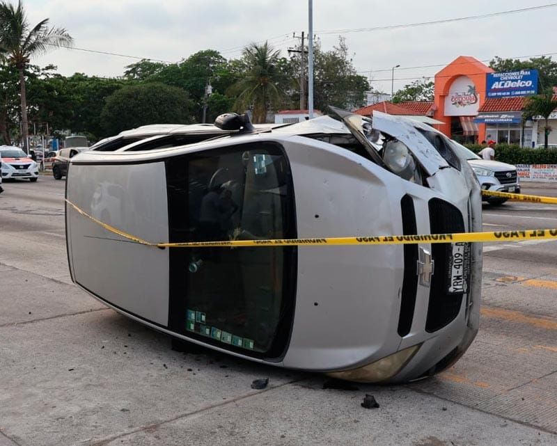 ¡DOS LESIONADOS EN VOLCADURA EN BOCA DEL RÍO!