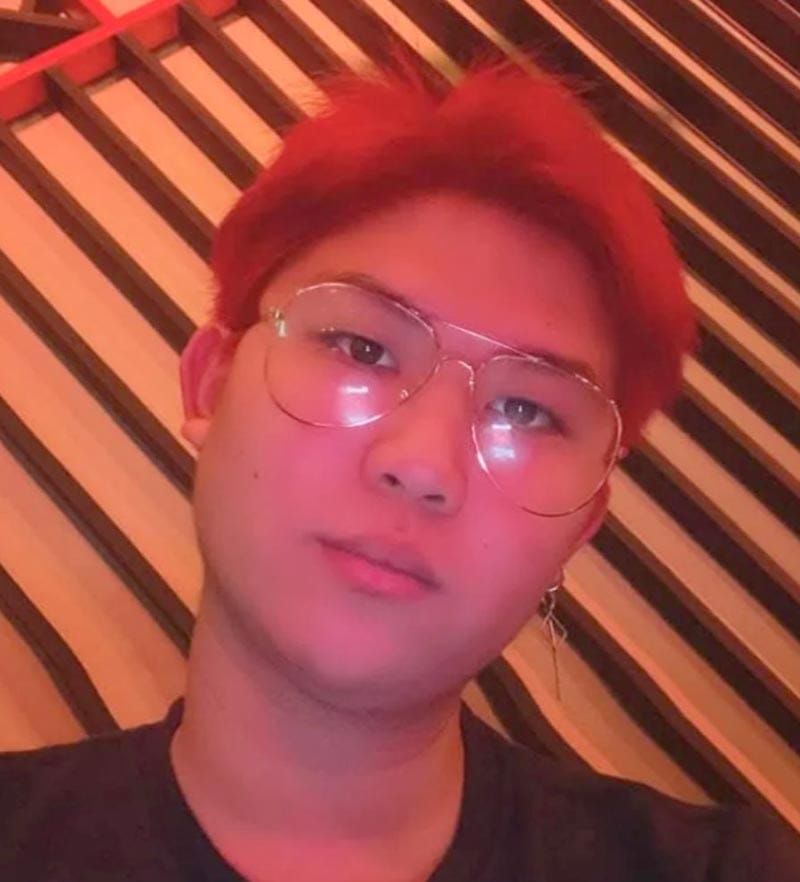 ¡BIKER CHINO PIERDE LA VIDA AL ESTRELLARSE CONTRA TAXI! - SHI YAN WOO DE 22 AÑOS CIRCULABA EN SU MOTO BMW EN SENTIDO CONTRARIO POR LA AVENIDA CRI CRI