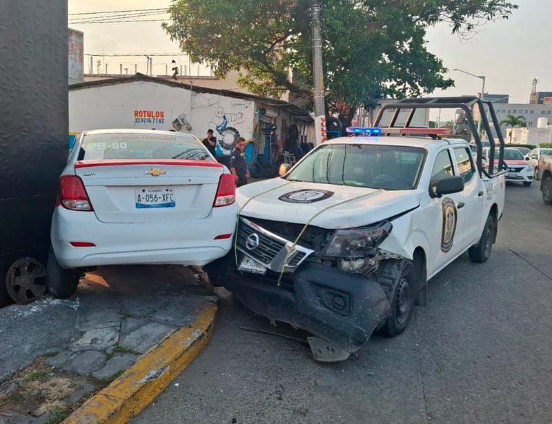 ¡PATRULLAZO! - TAXISTA FUE IMPACTADO DE UN COSTADO CUANDO CRUZABA LA AVENIDA MIGUEL ALEMÁN