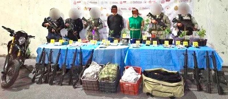 ¡ASEGURAN 13 ARMAS LARGAS EN CATEO EN IXTACZOQUITLÁN! - UNA PAREJA FUE DETENIDA ADEMAS DE MARIHUANA
