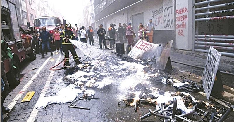 ¡MAESTROS DE LA CNTE VANDALIZAN EDIFICIO DEL SNTE!