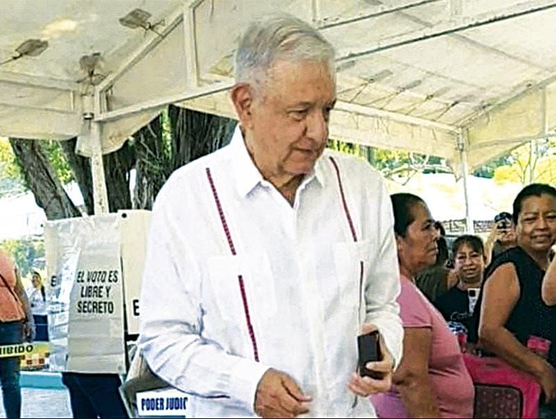 ¡REAPARECE AMLO!