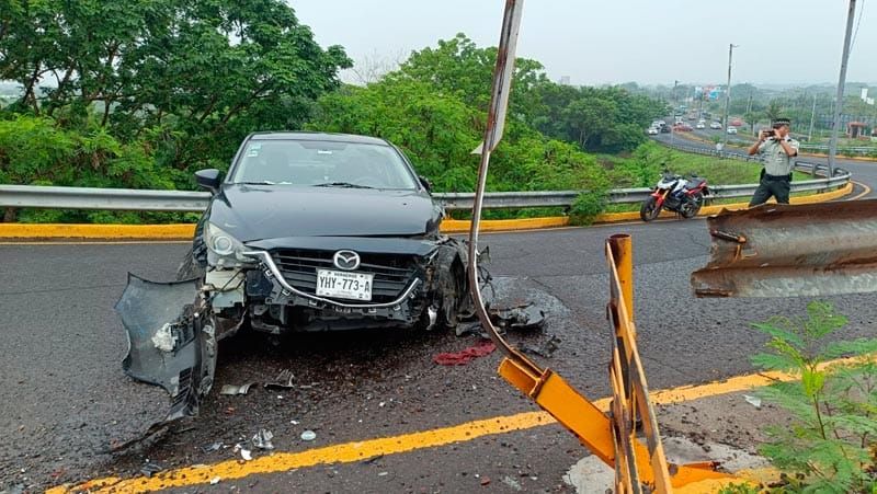 ¡SE IMPACTÓ AUTO JAPONÉS CONTRA BARANDAL METÁLICO!