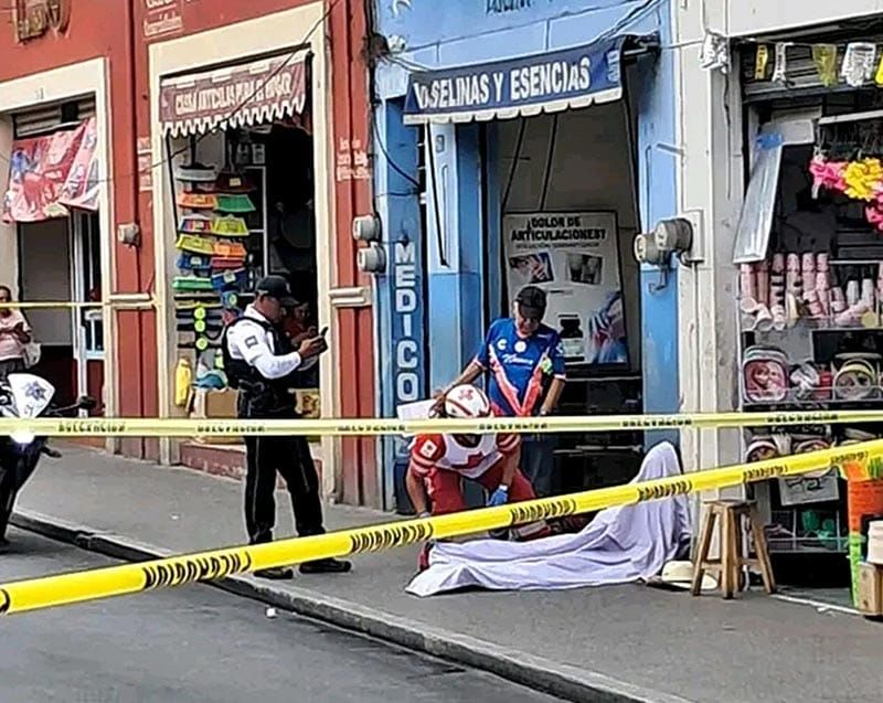 ¡SORPRENDE LA MUERTE A ABUELITO EN EL MERCADO!