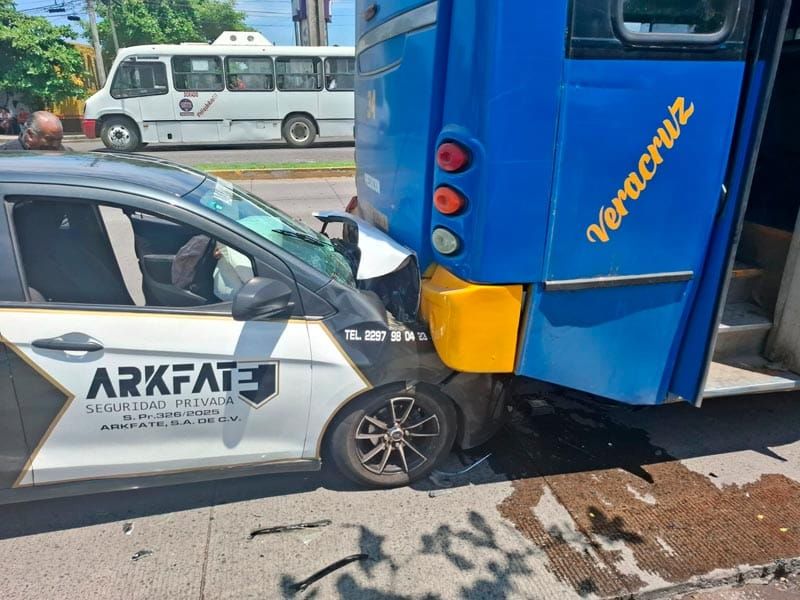 ¡SE INCRUSTÓ CONTRA LA PARTE TRASERA DE CAMIÓN DE PASAJE!