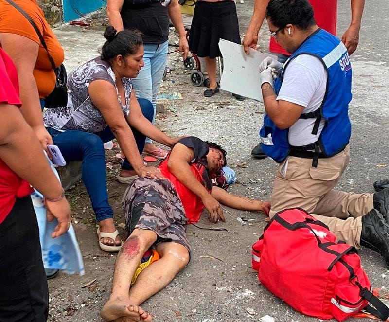 ¡TAXISTA RABIOSO ATROPELLA A MOTOCICLISTA Y SE DA A LA FUGA!