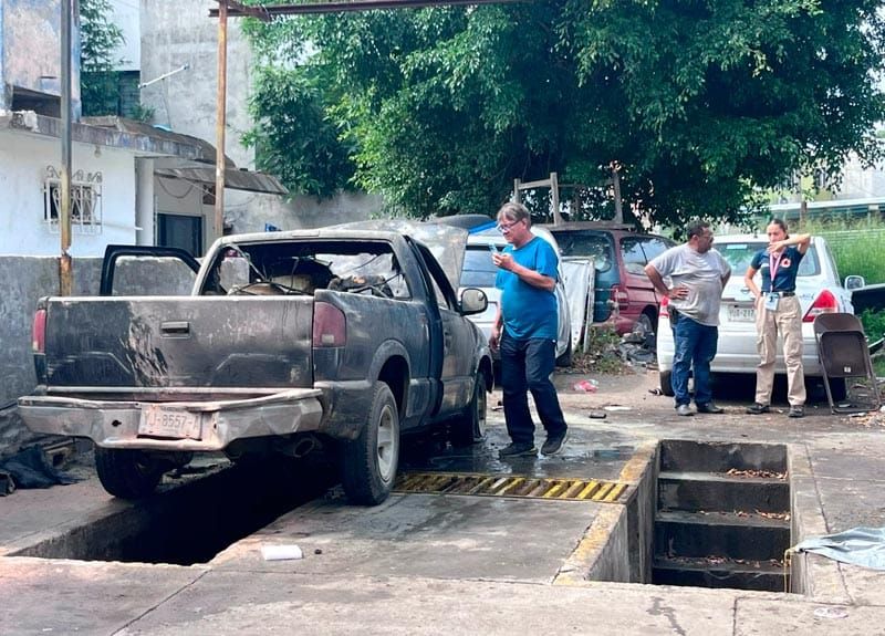 ¡SE CHAMUSCÓ CAMIONETA EN TALLER DE MOFLES!