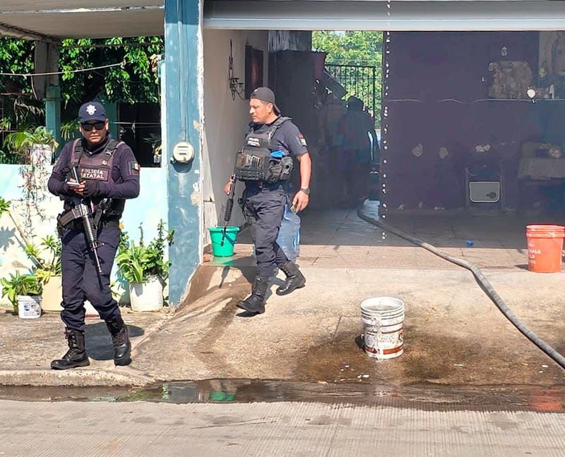 ¡A CUBETAZOS APAGAN FUEGO EN LA COCINA!
