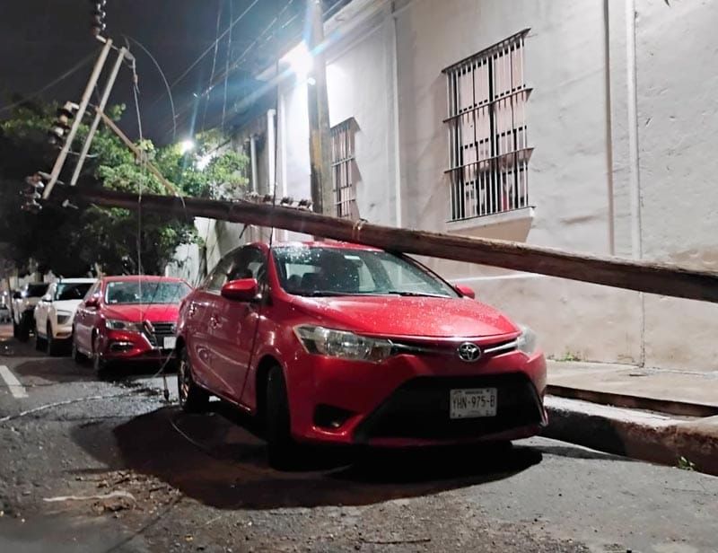 ¡LE CAE UN POSTE DE CFE AL AUTO!