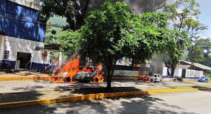 ¡QUEMAN PATRULLAS DE TRANSITO! - UNOS 200 POBLADORES DE TEZONAPA CASI LINCHAN A DOS OFICIALES
