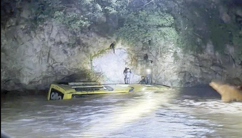 ¡TRAGEDIA EN GUERRERO! - AUTOBÚS CAE AL RÍO