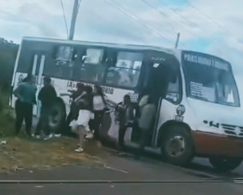 ¡A PUNTO DE MORIR APLASTADOS PASAJEROS EN PUENTE MORENO!