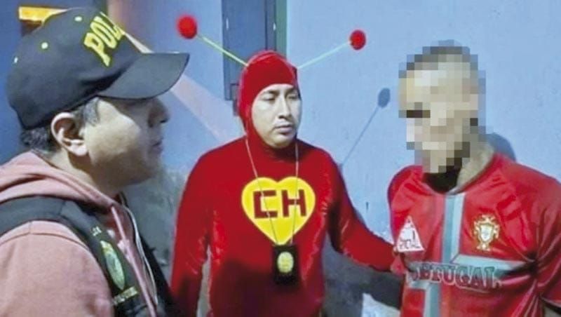 ¡POLICÍA DETIENE A SEIS VENDEDORES DE DROGA DISFRAZADO DEL “CHAPULÍN” COLORADO!
