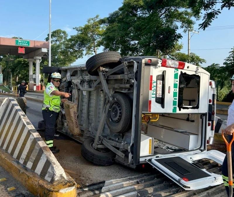 ¡TRES HERIDOS AL VOLCAR AMBULANCIA DEL IMSS! - EN CASETA DE CUITLÁHUAC
