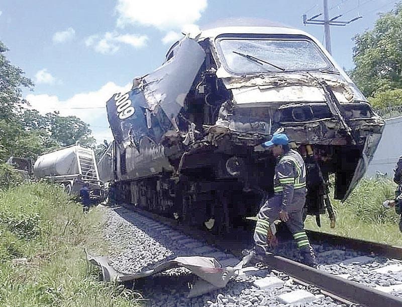 ¡EL TREN INTEROCEÁNICO CHOCA CONTRA UN TRÁILER EN TABASCO!