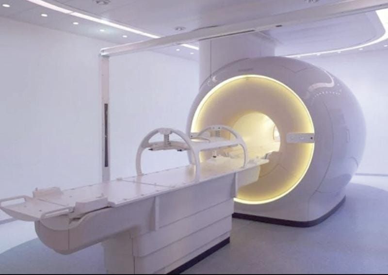¡HOMBRE MUERE AL SER SUCCIONADO POR MÁQUINA DE RESONANCIA MAGNÉTICA; LLEVABA UNA CADENA EN SU CUELLO!