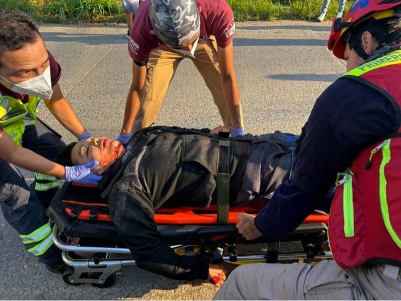 ¡MUERE REPARTIDOR Y RESCATISTA AL IMPACTARSE CONTRA UNA TOLVA!