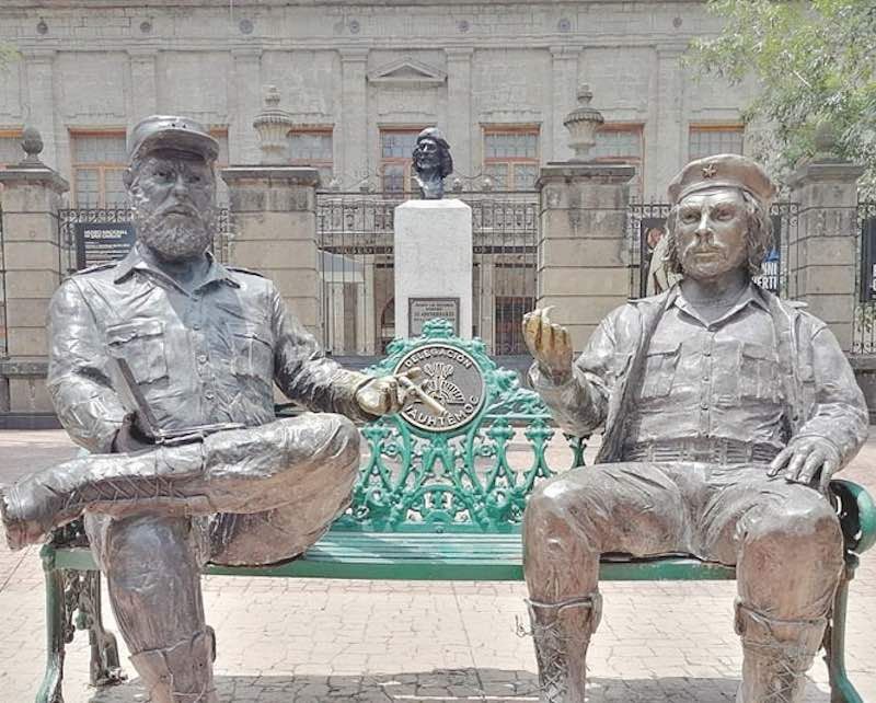 ¡RETIRAN ESCULTURA DE FIDEL CASTRO Y DEL “CHE” GUEVARA!