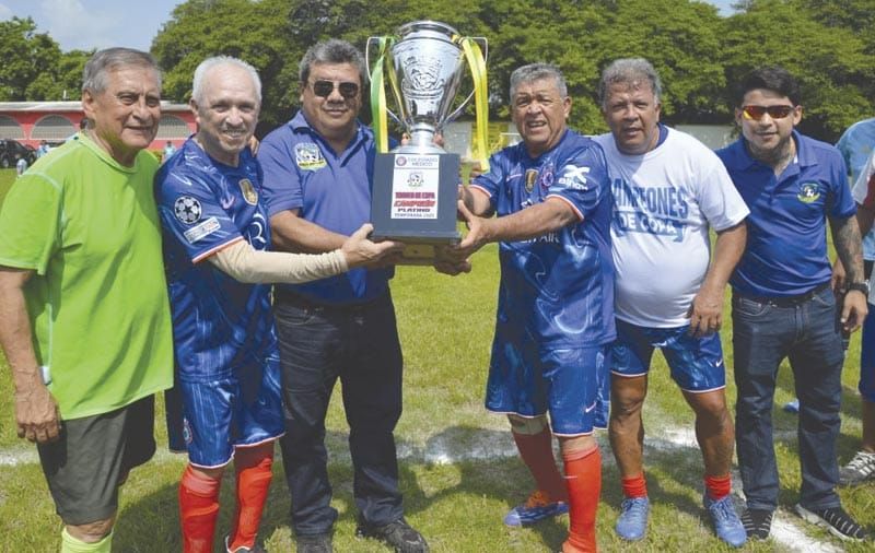¡COLEGIADO MÉDICO SE BEBE LA COPA!