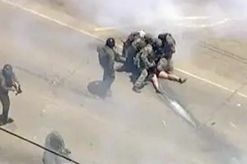 ¡GASES Y PIEDRAS: CRECE LA VIOLENCIA EN LAS REDADAS DE ICE EN CALIFORNIA!