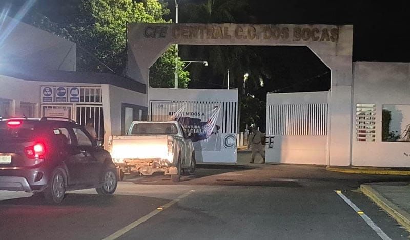 ¡CHOCAN REPORTEROS Y SEGURIDAD DE DOS BOCAS POR APAGÓN!