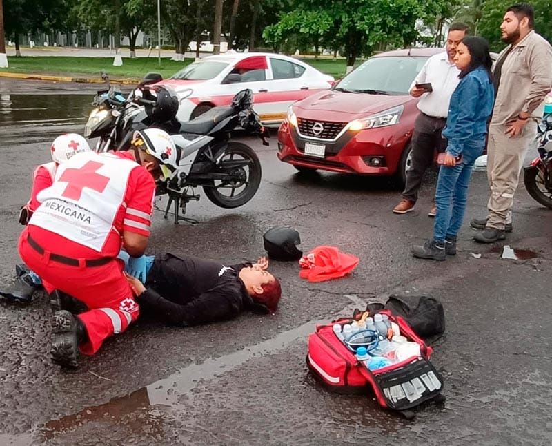 ¡CAMIONETA INVADE CARRIL Y PAREJA EN MOTO DERRAPAN!